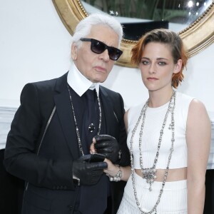 Karl Lagerfeld et Kristen Stewart - Backstage du défilé de mode, collection Haute-Couture automne-hiver 2014/2015 "Chanel" au Grand Palais à Paris. Le 8 juillet 2014