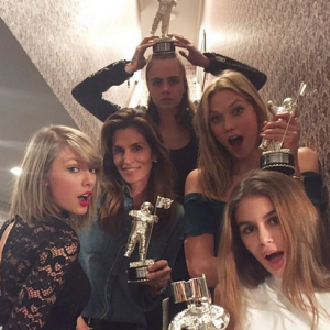 Taylor Swift a offert les récompenses remportées par son clip Bad Blood à Cindy Crawford (accompagnée de sa fille Kaia Gerber), Cara Delevingne et Karlie Kloss / photo postée sur Instagram.