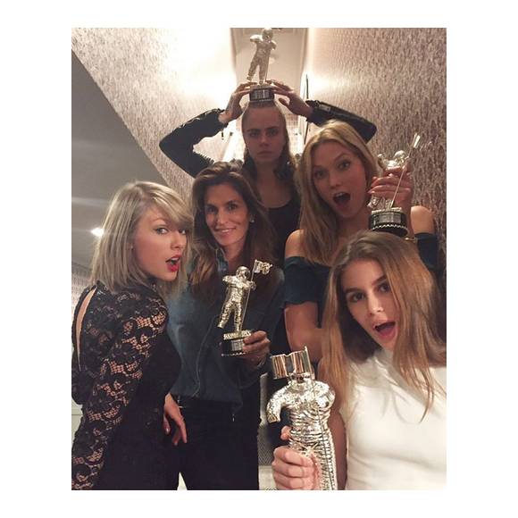 Taylor Swift a offert les récompenses remportées par son clip Bad Blood à Cindy Crawford (accompagnée de sa fille Kaia Gerber), Cara Delevingne et Karlie Kloss / photo postée sur Instagram.