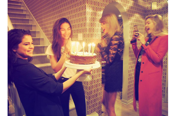 Taylor Swift, Selena Gomez et Gigi Hadid célèbrent l'anniversaire de Lily Aldridge / photo postée sur Instagram.