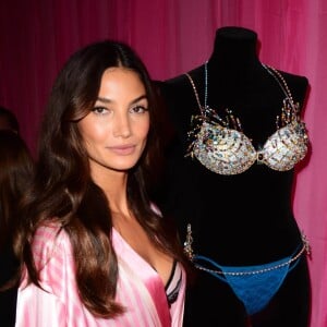 Lily Aldridge pose avec le "Fantasy Bra" (Soutien-gorge à 2 millions de dollars) - Backstage du défilé Victoria's Secret 2015 à New York, le 10 novembre 2015.