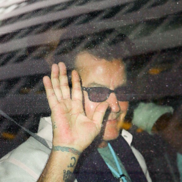 Charlie Sheen fait un signe (le V de la victoire) en sortant de son hôtel à New York, le 18 novembre 2015.