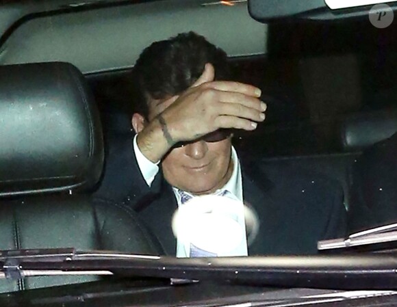 Charlie Sheen arrive à son hôtel à New York après avoir révélé sa séropositivité sur le plateau du Today Show le 17 novembre 2015.