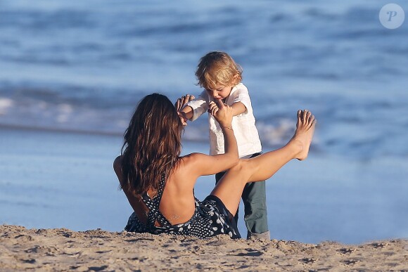 Le mannequin Alessandra Ambrosio et son fils Noah Mazur s'amusent lors d'un shooting photo à la plage à Malibu le 20 Novembre 2015