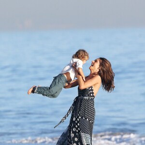 Le mannequin Alessandra Ambrosio et son fils Noah Mazur s'amusent lors d'un shooting photo à la plage à Malibu le 20 Novembre 2015