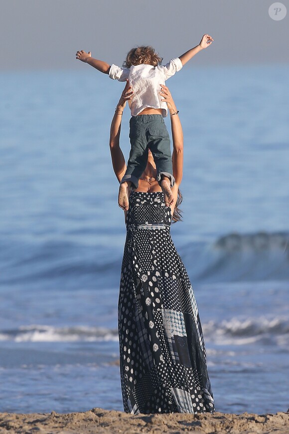 Le mannequin Alessandra Ambrosio et son fils Noah Mazur s'amusent lors d'un shooting photo à la plage à Malibu le 20 Novembre 2015  Please hide children's face prior to publication Model Alessandra Ambrosio out for a photo shoot in Malibu, California on November 20, 2015. She was sporting a variety of clothing from dresses to swim suits. Her son Noah Mazur was also attending the shooting.20/11/2015 - Malibu