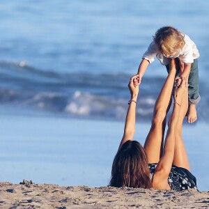 Le mannequin Alessandra Ambrosio et son fils Noah Mazur s'amusent lors d'un shooting photo à la plage à Malibu le 20 Novembre 2015  Please hide children's face prior to publication Model Alessandra Ambrosio out for a photo shoot in Malibu, California on November 20, 2015. She was sporting a variety of clothing from dresses to swim suits. Her son Noah Mazur was also attending the shooting.20/11/2015 - Malibu