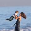 Le mannequin Alessandra Ambrosio et son fils Noah Mazur s'amusent lors d'un shooting photo à la plage à Malibu le 20 Novembre 2015  Please hide children's face prior to publication Model Alessandra Ambrosio out for a photo shoot in Malibu, California on November 20, 2015. She was sporting a variety of clothing from dresses to swim suits. Her son Noah Mazur was also attending the shooting.20/11/2015 - Malibu