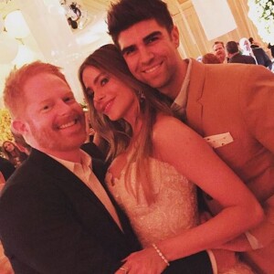 Sofia Vergara pose avec son collègue Jesse Tyler Ferguson et son mari Justin, en Floride, le 21 novembre 2015