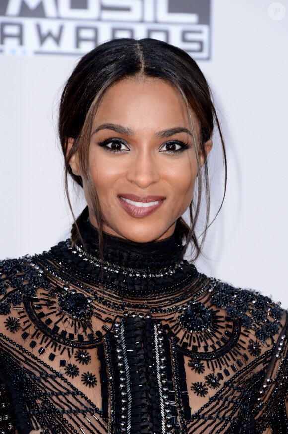 Ciara sublime et sexy aux American Music Awards le 22 novembre 2015