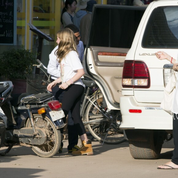 Exclusif - Angelina Jolie, sa fille Shiloh Jolie-Pitt et une amie à elle, se rendent dans une librairie à Siem Reap au Cambodge, le 12 novembre 2015.