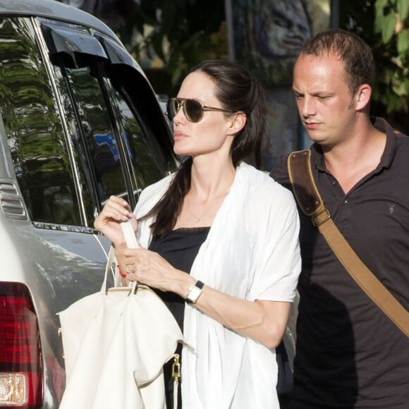 Exclusif - Angelina Jolie se rend dans une librairie à Siem Reap au Cambodge, le 12 novembre 2015.