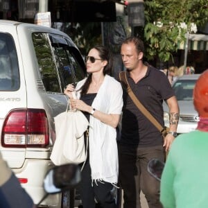 Exclusif - Angelina Jolie, sa fille Shiloh Jolie-Pitt et une amie à elle, se rendent dans une librairie à Siem Reap au Cambodge, le 12 novembre 2015.