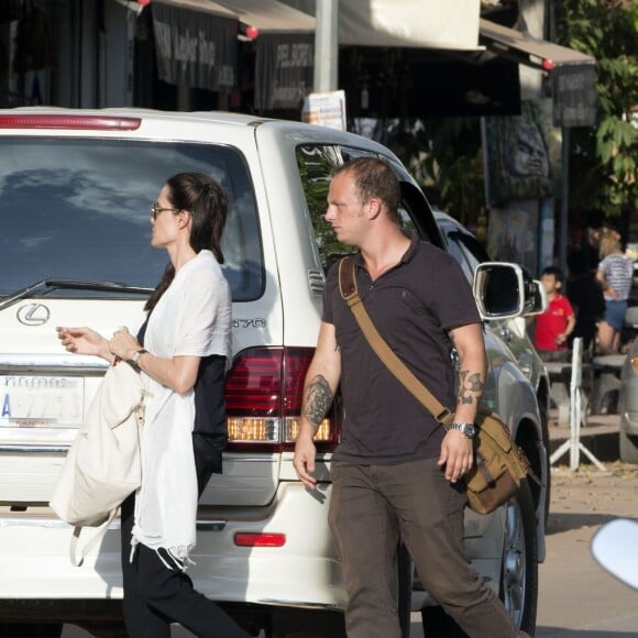 Exclusif - Angelina Jolie, sa fille Shiloh Jolie-Pitt et une amie à elle, se rendent dans une librairie à Siem Reap au Cambodge, le 12 novembre 2015.