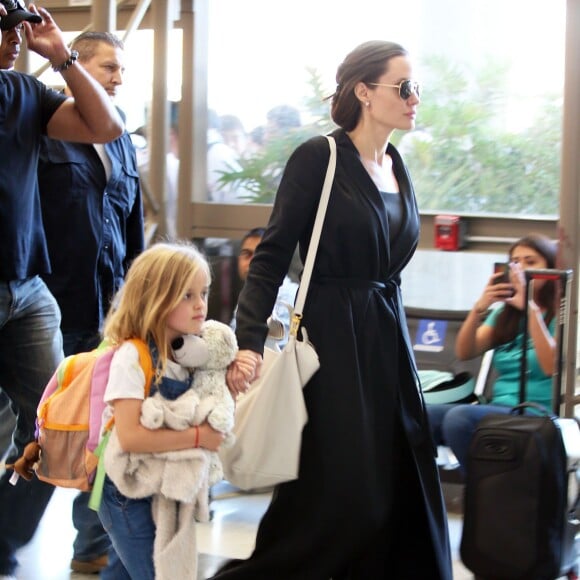 Exclusif - Angelina Jolie et ses enfants Shiloh, Knox, Vivienne, Pax et Zahara Jolie-Pitt arrivent à l'aéroport de Los Angeles pour prendre un vol, le 6 novembre 2015.