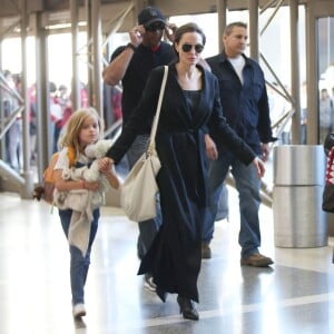 Exclusif - Angelina Jolie et ses enfants Shiloh, Knox, Vivienne, Pax et Zahara Jolie-Pitt arrivent à l'aéroport de Los Angeles pour prendre un vol, le 6 novembre 2015.