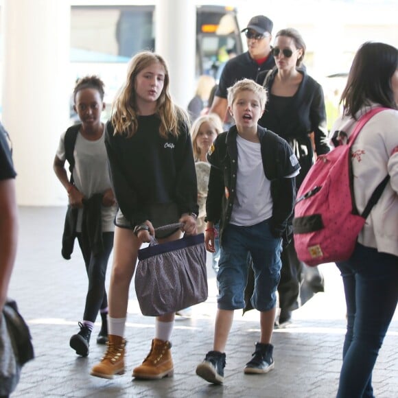 Exclusif - Angelina Jolie et ses enfants Shiloh, Knox, Vivienne, Pax et Zahara Jolie-Pitt arrivent à l'aéroport de Los Angeles pour prendre un vol, le 6 novembre 2015.