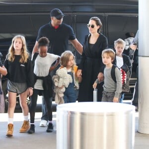 Exclusif - Angelina Jolie et ses enfants Shiloh, Knox, Vivienne, Pax et Zahara Jolie-Pitt arrivent à l'aéroport de Los Angeles pour prendre un vol, le 6 novembre 2015.