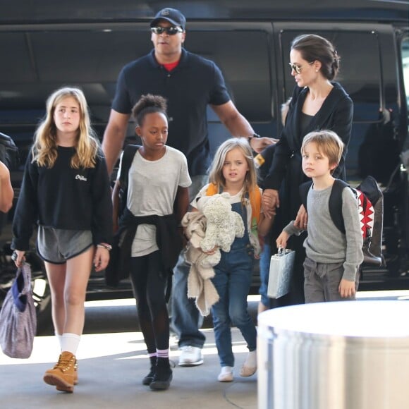 Exclusif - Angelina Jolie et ses enfants Shiloh, Knox, Vivienne, Pax et Zahara Jolie-Pitt arrivent à l'aéroport de Los Angeles pour prendre un vol, le 6 novembre 2015.