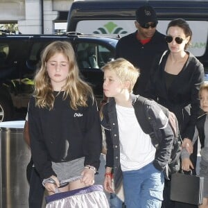 Exclusif - Angelina Jolie et ses enfants Shiloh, Knox, Vivienne, Pax et Zahara Jolie-Pitt arrivent à l'aéroport de Los Angeles pour prendre un vol, le 6 novembre 2015.