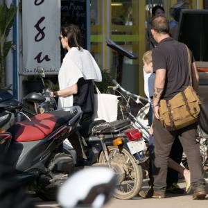 Exclusif - Angelina Jolie, sa fille Shiloh Jolie-Pitt et une amie à elle, se rendent dans une librairie à Siem Reap au Cambodge, le 12 novembre 2015.