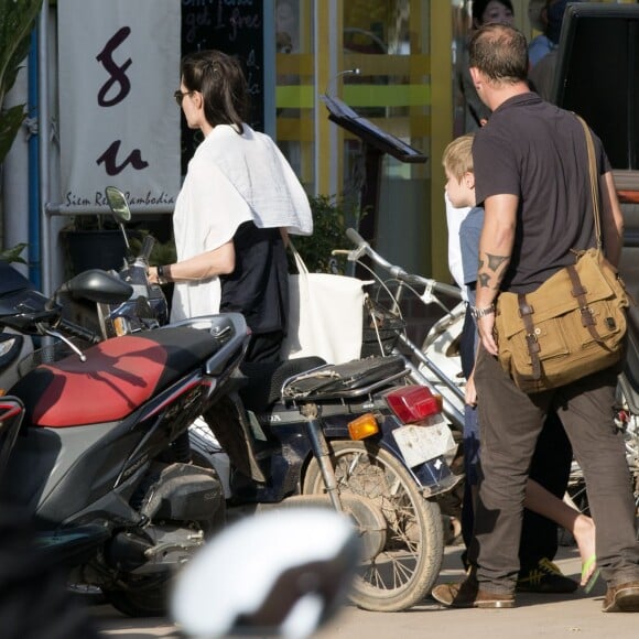 Exclusif - Angelina Jolie, sa fille Shiloh Jolie-Pitt et une amie à elle, se rendent dans une librairie à Siem Reap au Cambodge, le 12 novembre 2015.