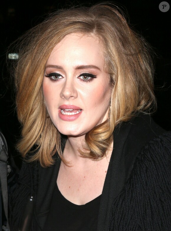 La chanteuse Adele quitte son hôtel pour aller dîner au restaurant dans le quartier de West Village à New York. Le 19 novembre 2015.