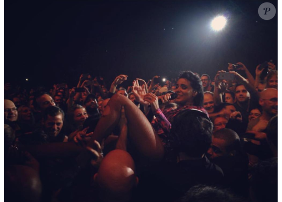 Shy'm au milieu du public de l'AccorHotels Arena, à Paris, le mardi 17 novembre 2015.