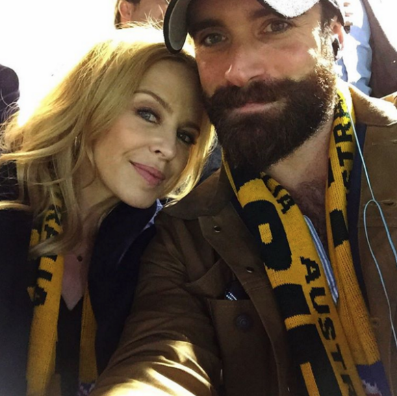 Kylie Minogue et Joshua Sasse à la finale de la Coupe du monde de Rugby, opposant l'Australie à la Nouvelle-Zélande, au stade de Twickenham, à Londres le 31 octobre 2015.