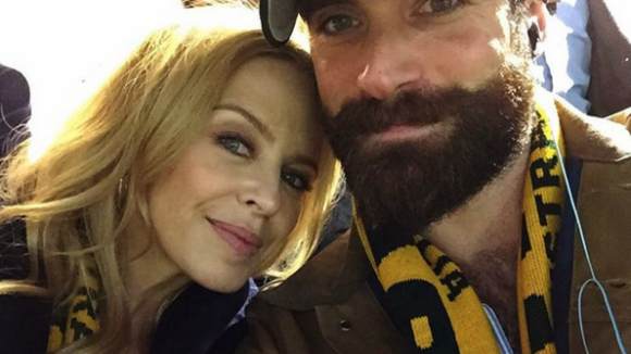 Kylie Minogue : Le jeune Joshua Sasse, bourru mais "in love" de la popstar