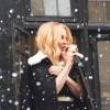 Kylie Minogue lancent les illuminations d'une boutique à Londres, le 15 novembre 2015.
