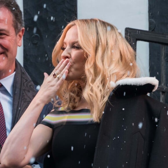 Kylie Minogue lancent les illuminations d'une boutique à Londres, le 15 novembre 2015.