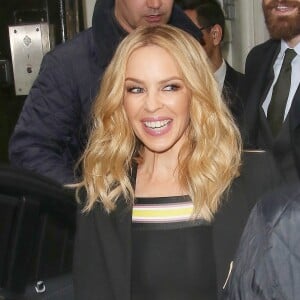 Kylie Minogue lancent les illuminations d'une boutique à Londres, le 15 novembre 2015.