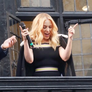 Kylie Minogue lancent les illuminations d'une boutique à Londres, le 15 novembre 2015.
