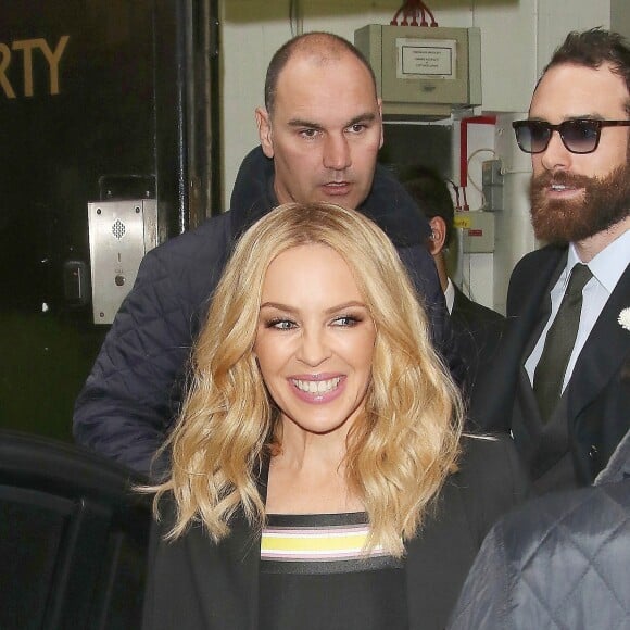 Kylie Minogue lancent les illuminations d'une boutique à Londres, le 15 novembre 2015.