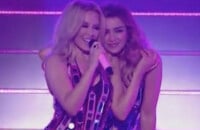 Kylie Minogue et Dannii Minogue chantent "100 Degrees" lors de la finale de "The Factor Australia", le 24 novembre 2015.