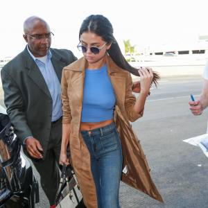 Selena Gomez arrive à l'aéroport de LAX à Los Angeles pour prendre l'avion, le 24 novembre 2015