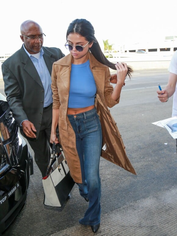 Selena Gomez arrive à l'aéroport de LAX à Los Angeles pour prendre l'avion, le 24 novembre 2015