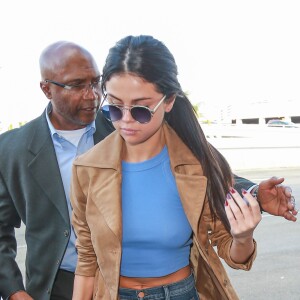 Selena Gomez arrive à l'aéroport de LAX à Los Angeles pour prendre l'avion, le 24 novembre 2015