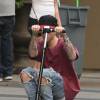 Justin Bieber fait de la trottinette devant son hôtel à Hollywood. Il porte des lunettes de vue rondes le 24 novembre 2015