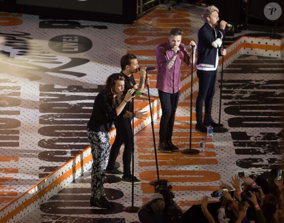 Le groupe One Direction (Harry Styles, Louis Tomlinson, Niall Horan, Liam Payne) en concert lors de 'Jimmy Kimmel Live!' à Hollywood, le 19 novembre 2015