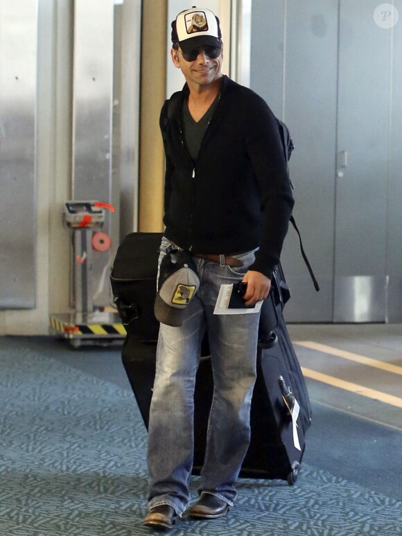 Exclusif - John Stamos et Angela Sarafyan arrivent a l'aeroport de Vancouver pour prendre un avion pour Los Angeles. Le 31 mars 2013