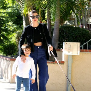 Exclusif - Miranda Kerr promène son chien avec son fils Flynn et une amie dans les rues de Los Angeles, le 21 novembre 2015.