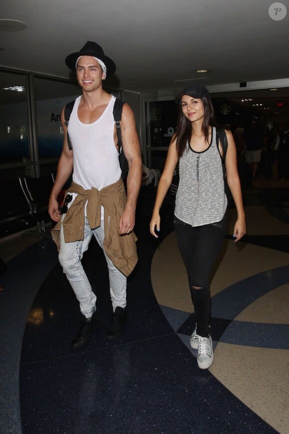 Victoria Justice et son compagnon Pierson Fode arrivent à l'aéroport de LAX à Los Angeles, le 29 août 2015.