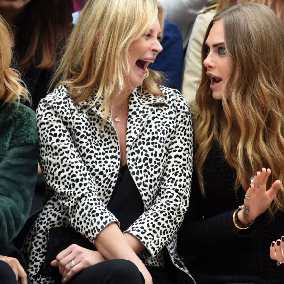Kate Moss et Cara Delevingne au défilé Burberry Prorsum à Londres le 21 septembre 2015.