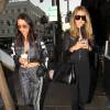 Gigi et Bella Hadid se promènent dans les rues de Los Angeles. Plus tard, elles sont allées déjeuner au restaurant Il Pastaio à Beverly Hills, le 25 novembre 2015