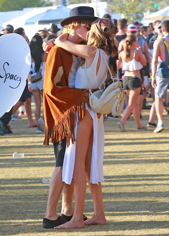 Gigi Hadid et son petit-ami Cody Simpson très amoureux lors 3ème jour du Festival "Coachella Valley Music and Arts" à Indio, le 11 avril 2015.