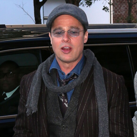 Brad Pitt arrive et sort de son hôtel avec 2 tenues différentes à New York, le 24 novembre 2015