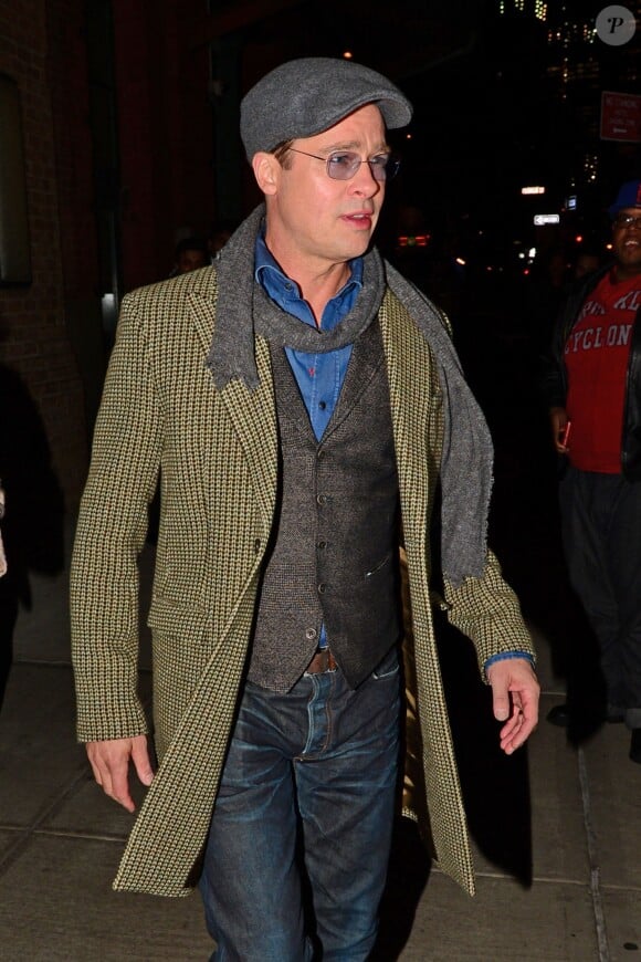 Brad Pitt quitte son hôtel à New York le 24 novembre 2015.