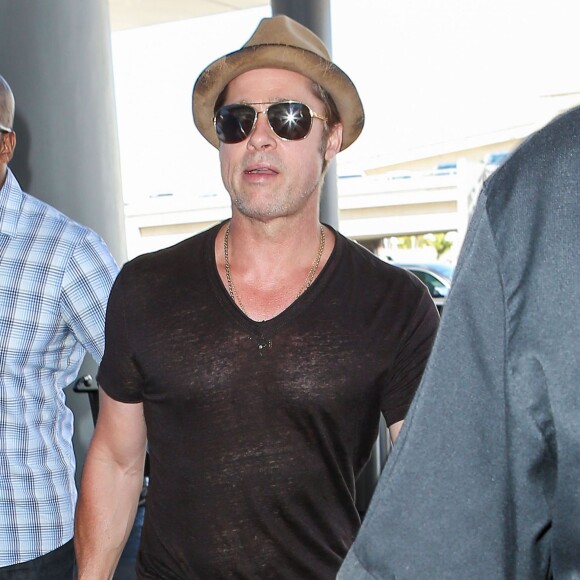 Brad Pitt prend un vol à l'aéroport de Los Angeles, le 26 juillet 2015.  Brad Pitt departing on a flight at LAX airport in Los Angeles, California on July 26, 2015.26/07/2015 - Los Angeles